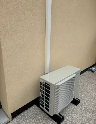 Pose d'une unité extérieure de climatisation