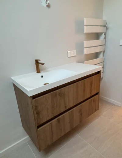 Pose d'un meuble de salle de bain