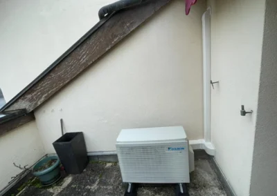 Unité de climatisation extérieure Daikin pour des bureaux professionnels à Ornex